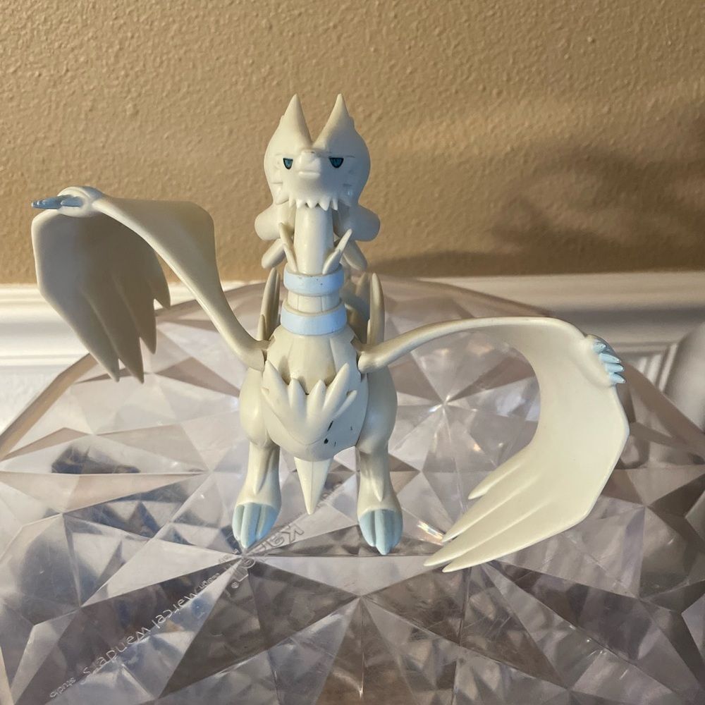 Pokemon White Dragon Figurine - Picture 15 of 15